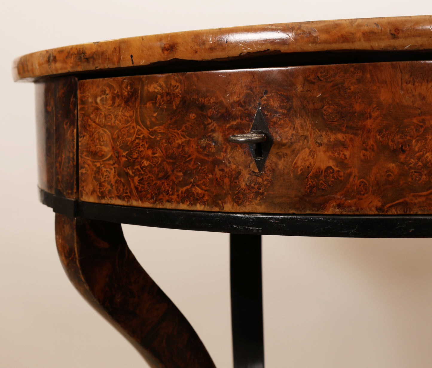 Drawer and key details of an 1800´s table veneered in root for sale.