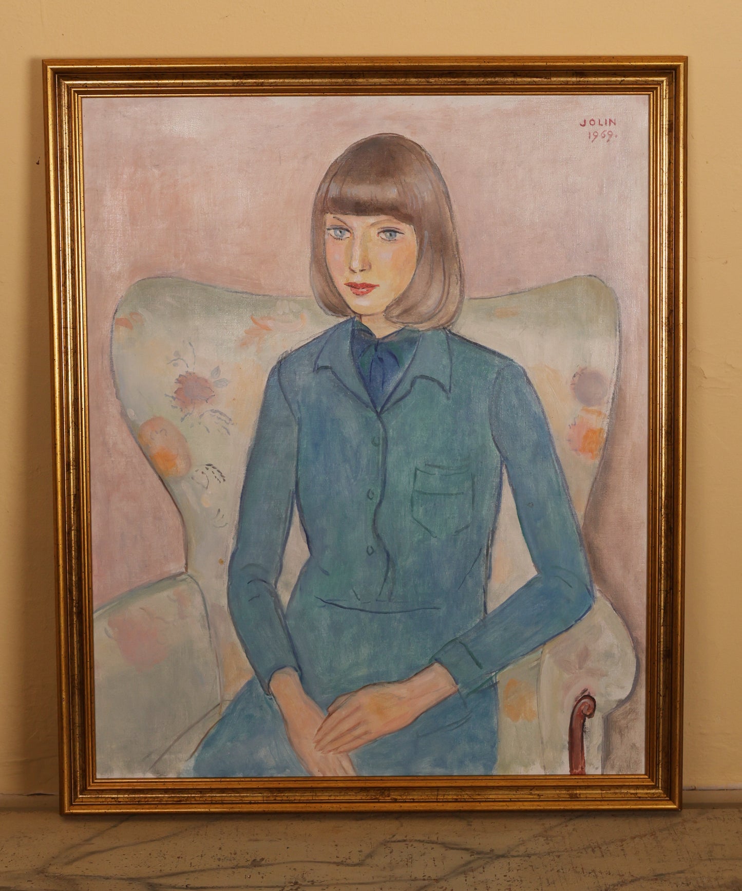 Painting with gilded frame by Einar Jolin (1890-1976), portrait, oil on canvas, depicting a woman with blue clothes in a green chair.