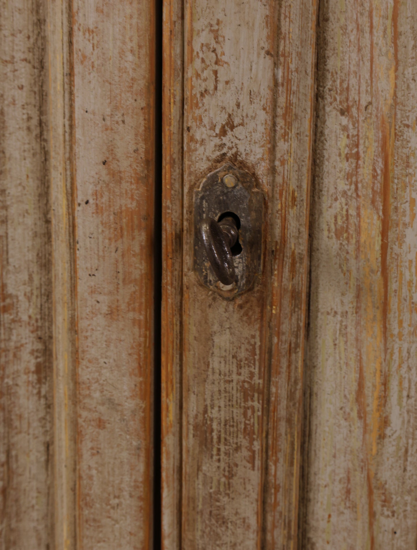 Key to a Rococo antique corner cabinet.