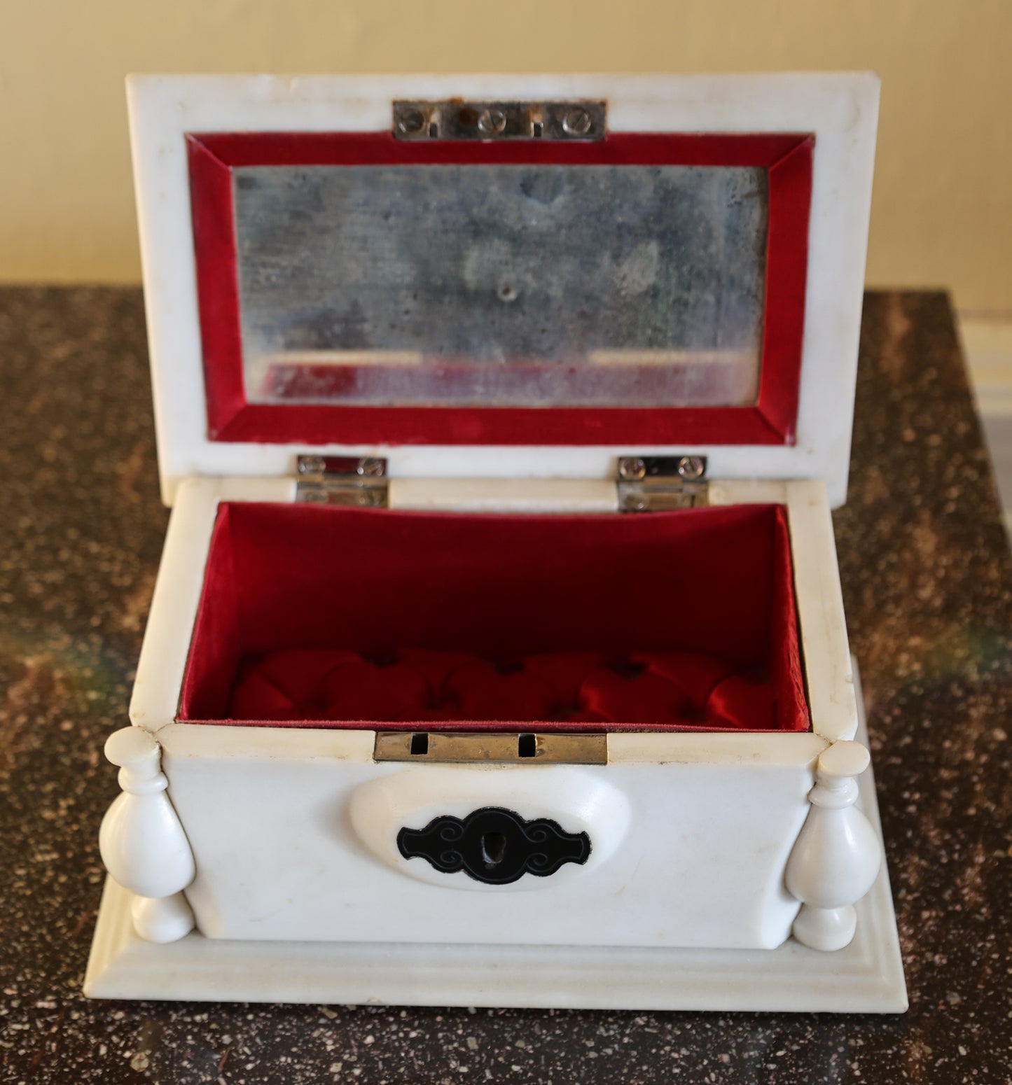 Opened lidded box in marble with mirror and red velvet