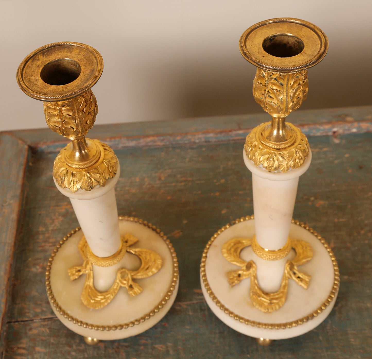 Above view of a pair of Louis XVI candlesticks in carrara marble and burnished-gilded bronze.