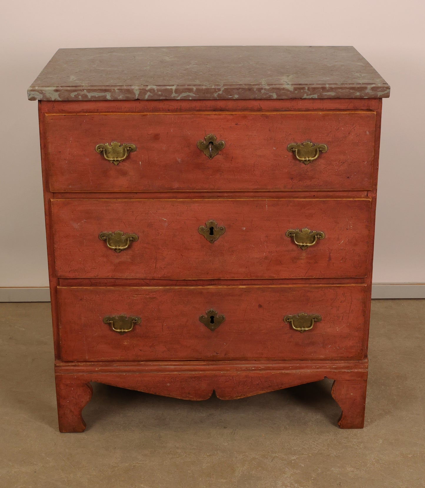 A small chest of drawers from the Baroque period. The chest was provincially made in Southern Sweden. The limestone top is from Öland. The hardware is cast bronze. The chest has three drawers.