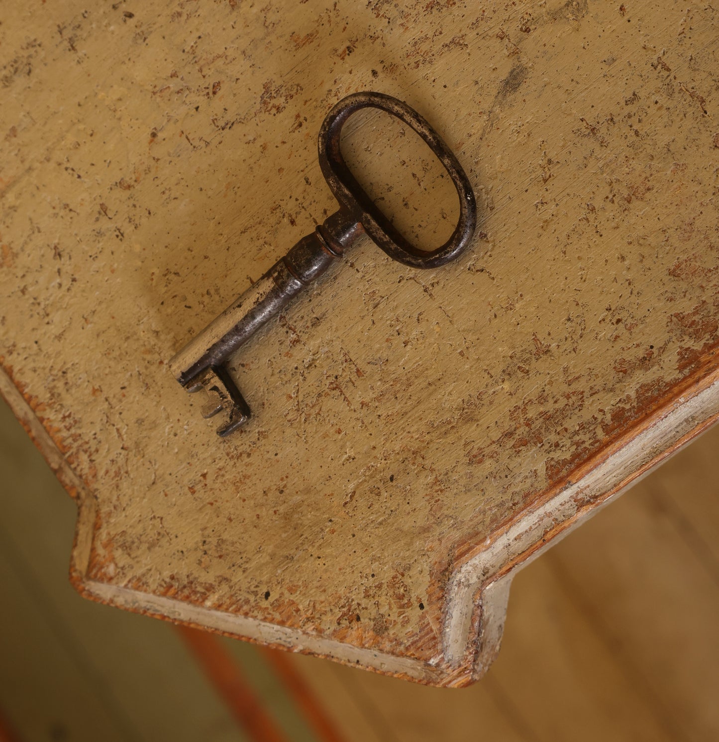 18th Century Gustavian Nils Asplind Chest of Drawers showing the key on the top