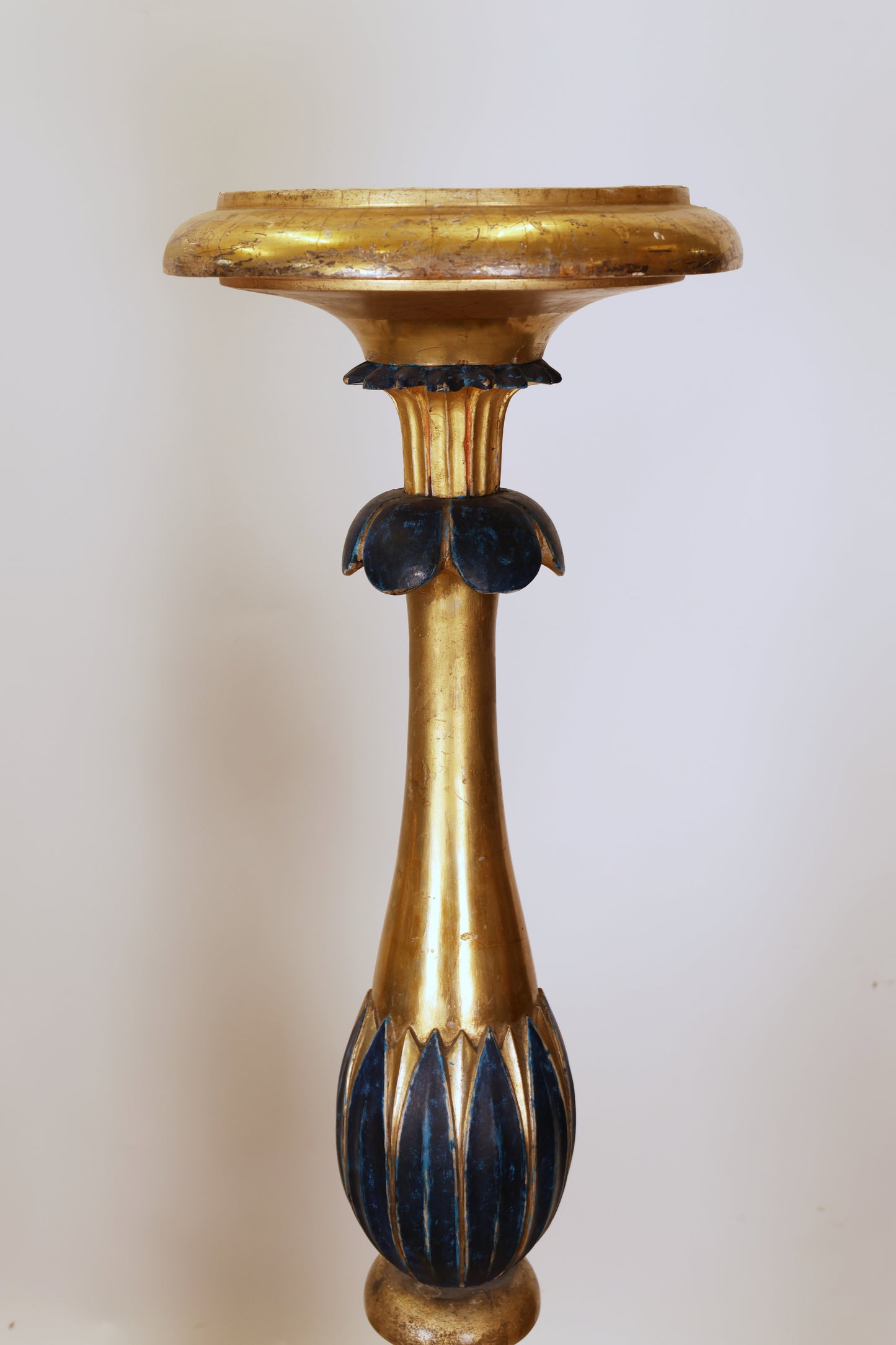 Close up of a guéridon.