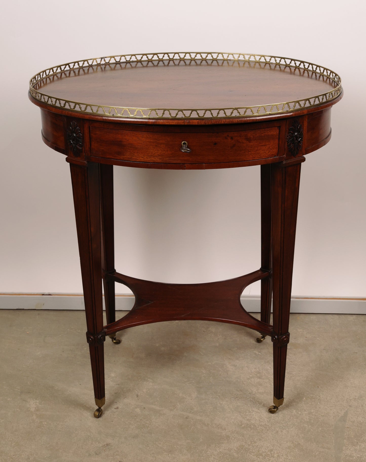 A high-quality antique furniture, in the form of a Gustavian table. It is mahogany veneered and from the 18th century.