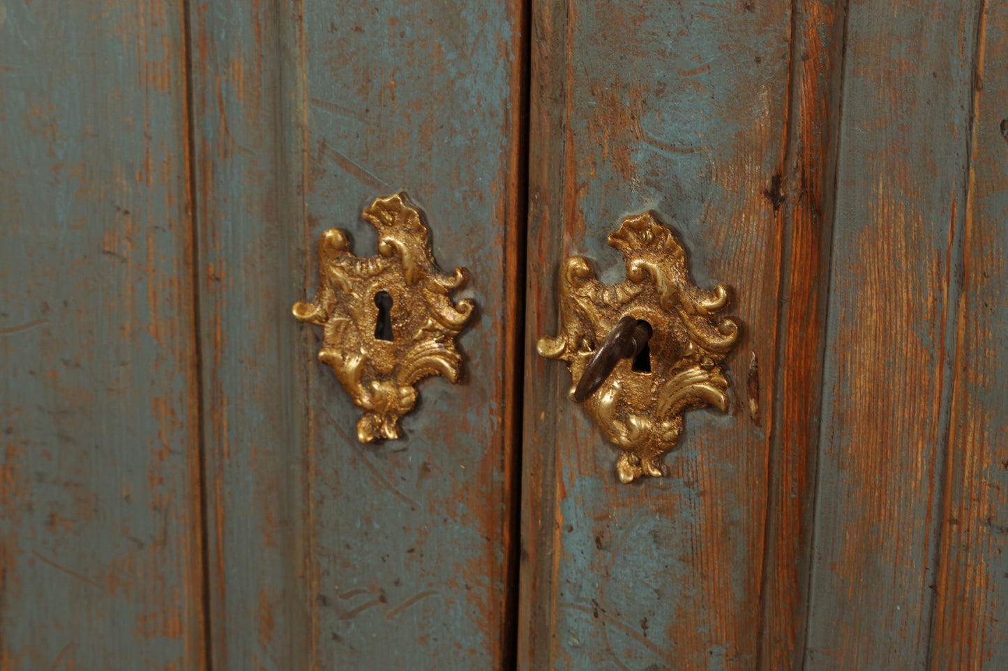 Gilded details on a Rococo display cabinet.