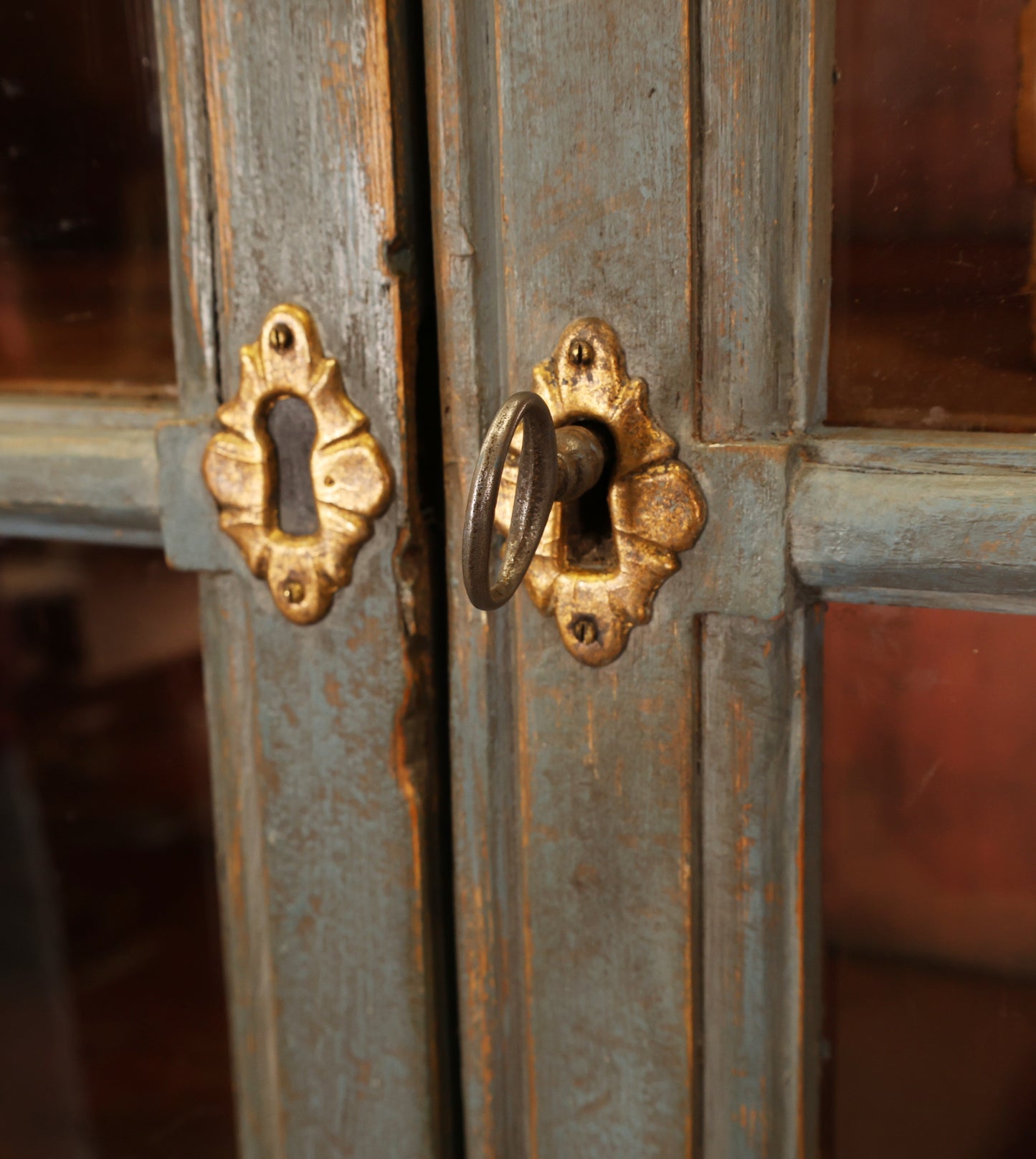 The key to a blue Rococo display cabinet