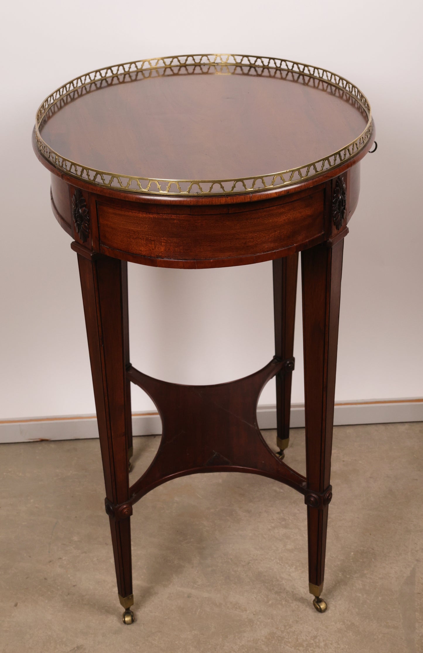 Side view of a high-quality Gustavian round table in mahogany.