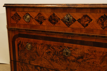 Details on an 18th century chest of drawers in alder root for sale.