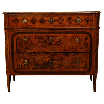 18th Century Gustavian Chest of Drawers in Alder Root For Sale.