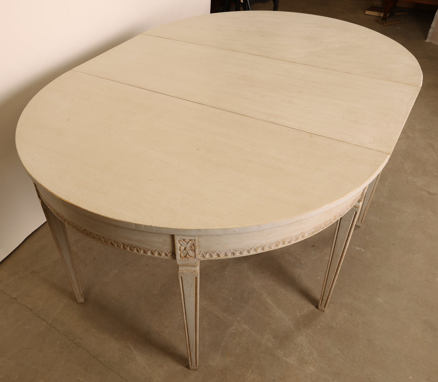 1800’s Century Gustavian Dining Table with pull-out mechanism. The antique dining table is painted in grey colour. 