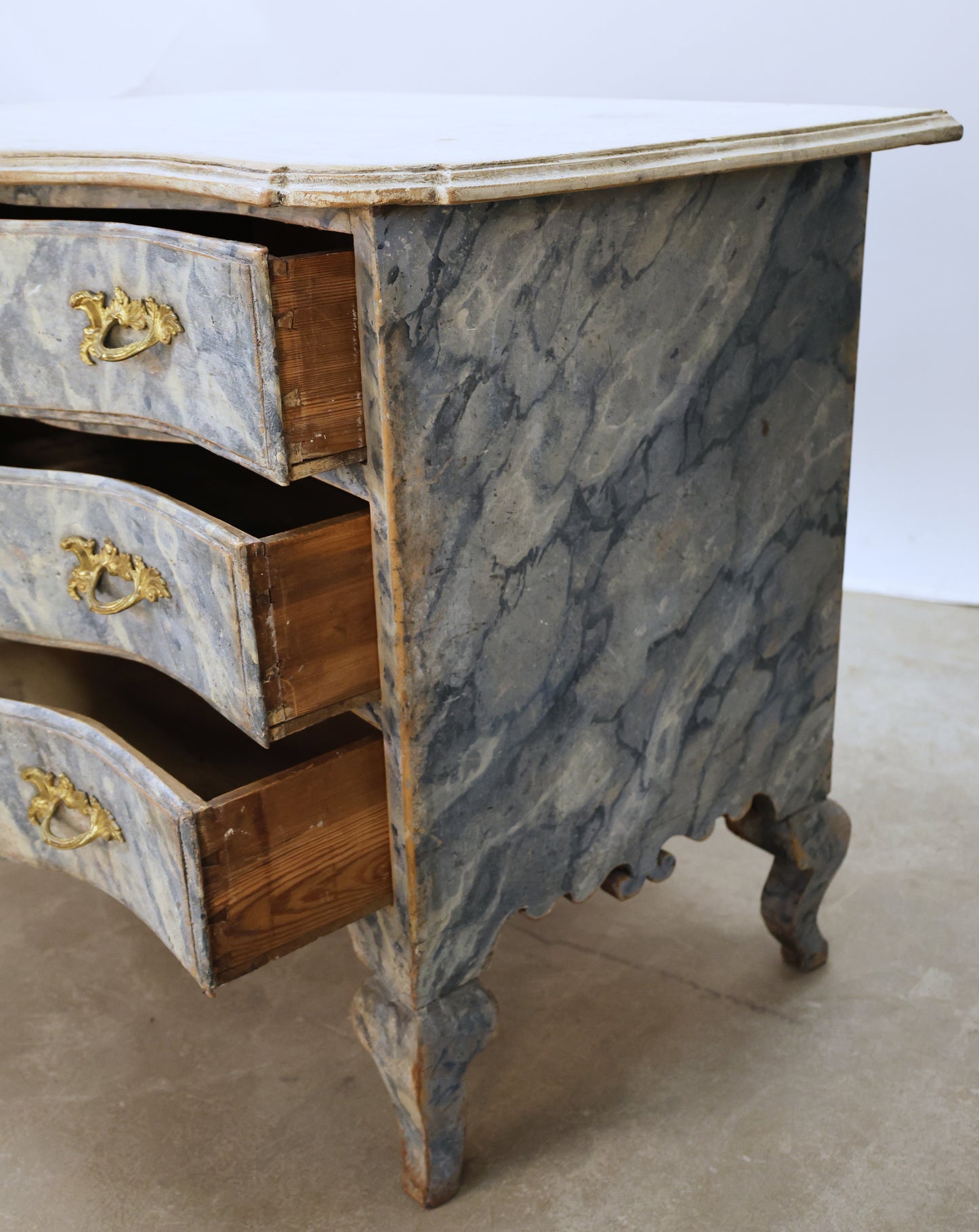 Late Baroque/Rococo chest of Drawers 