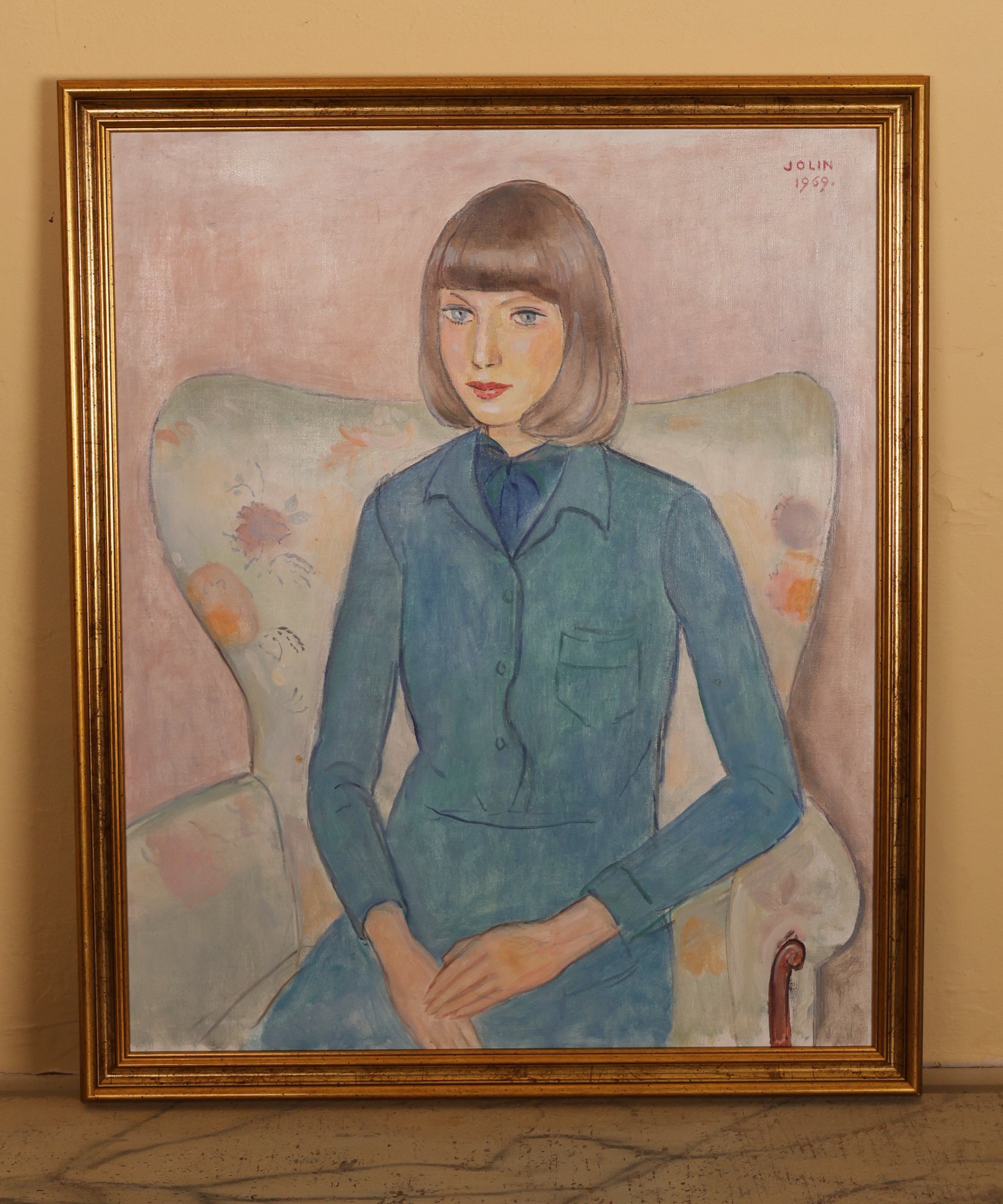Painting with gilded frame by Einar Jolin (1890-1976), portrait, oil on canvas, depicting a woman with blue clothes in a green chair.
