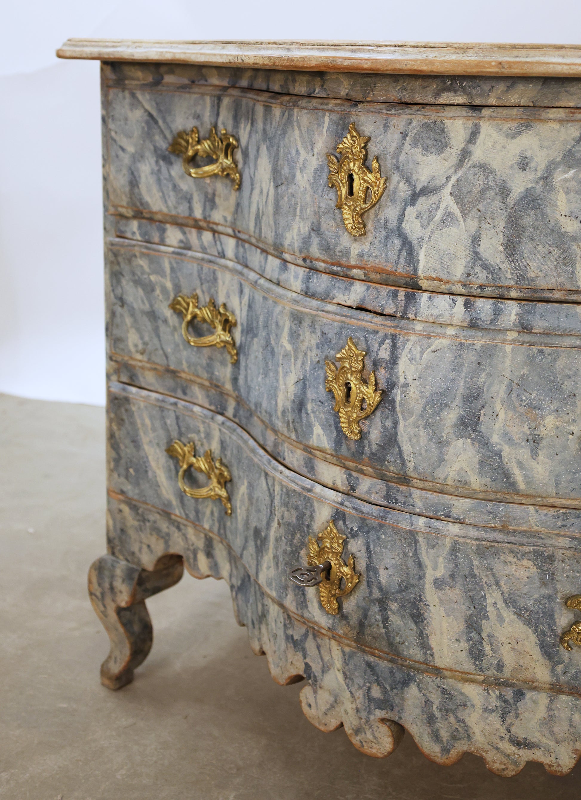 Marbled antique commode 
