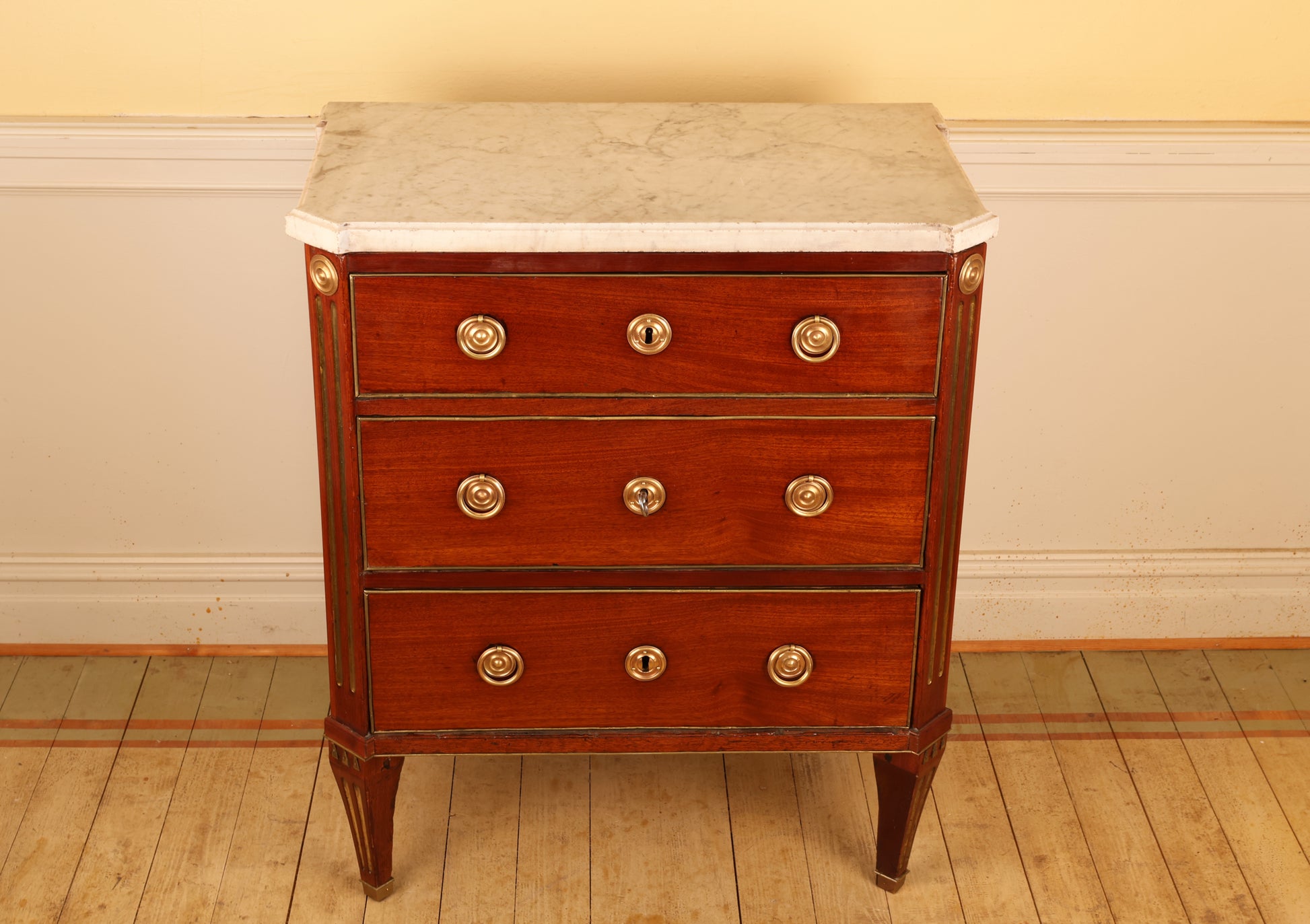 An 18th century Gustavian chest of drawers in mahogany.