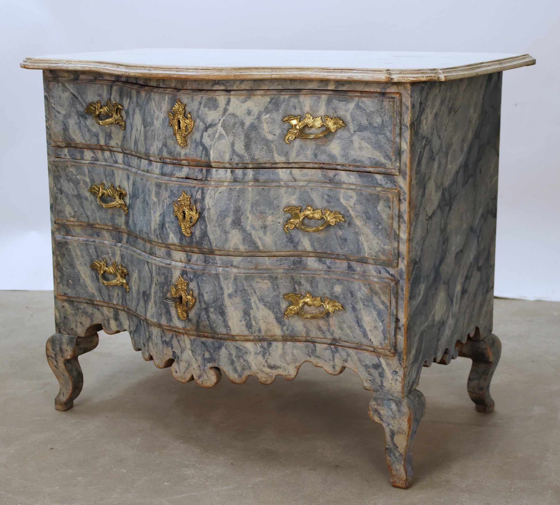 Marbled antique chest of drawers from late Baroque / Rococo period