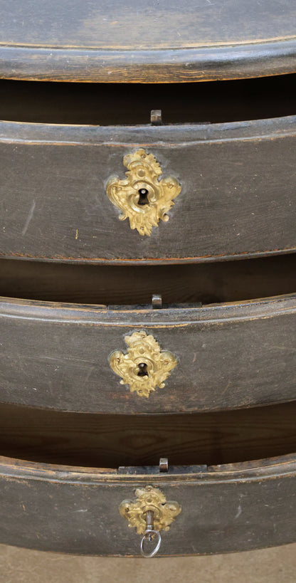 Drawers on a Baroque commode.