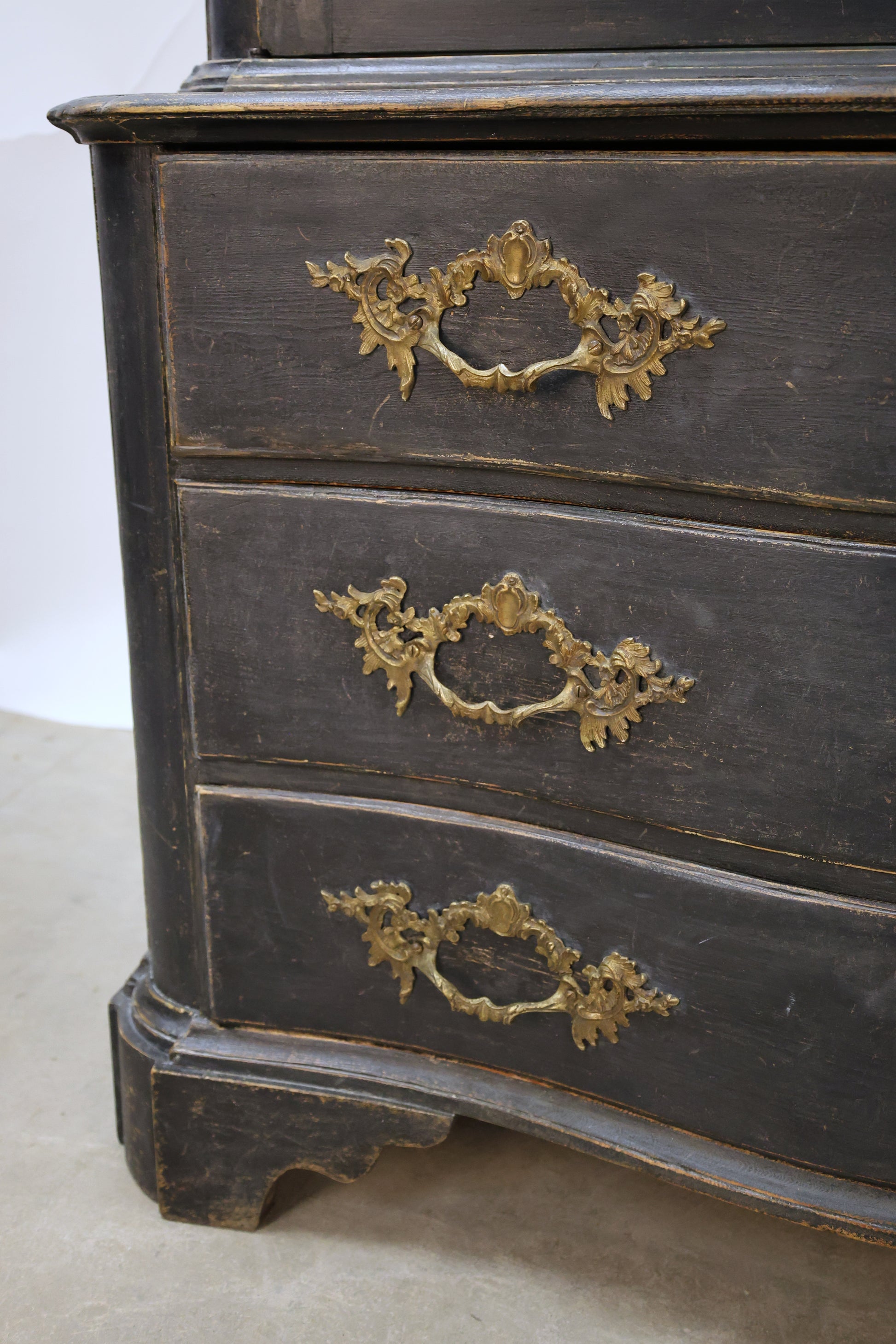 Close up shot of a Rococo display cabinet