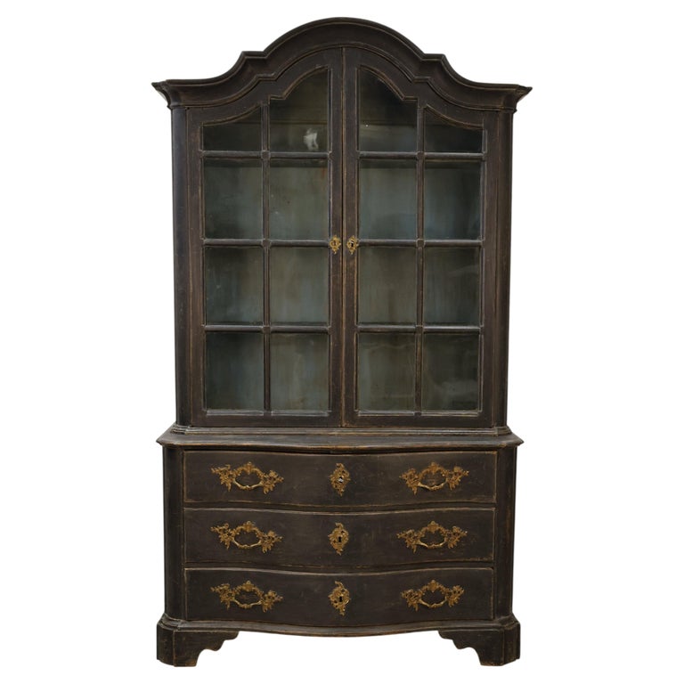 Rococo display cabinet available for acquisition.