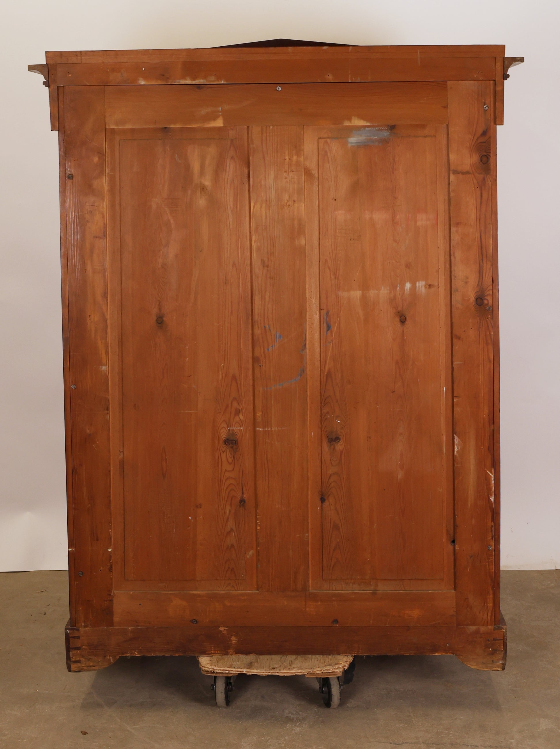 An Empire secretary from behind.