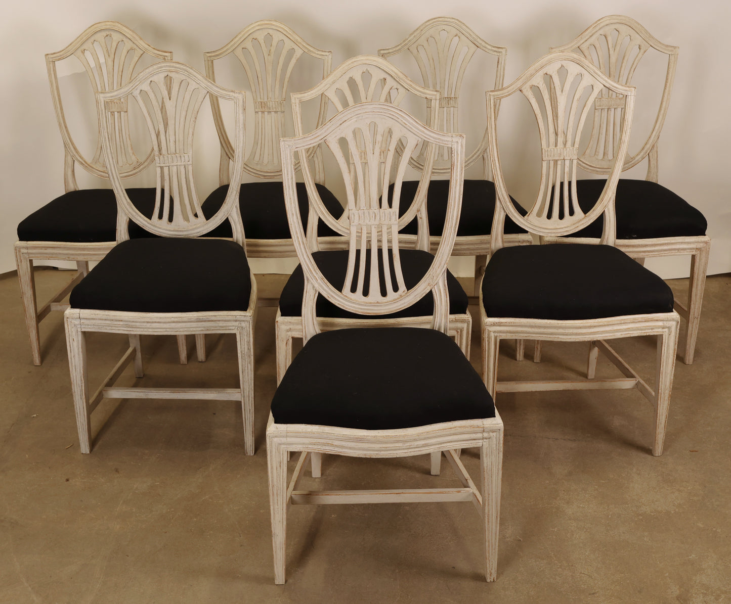 Eight beautiful Gustavian chairs. 