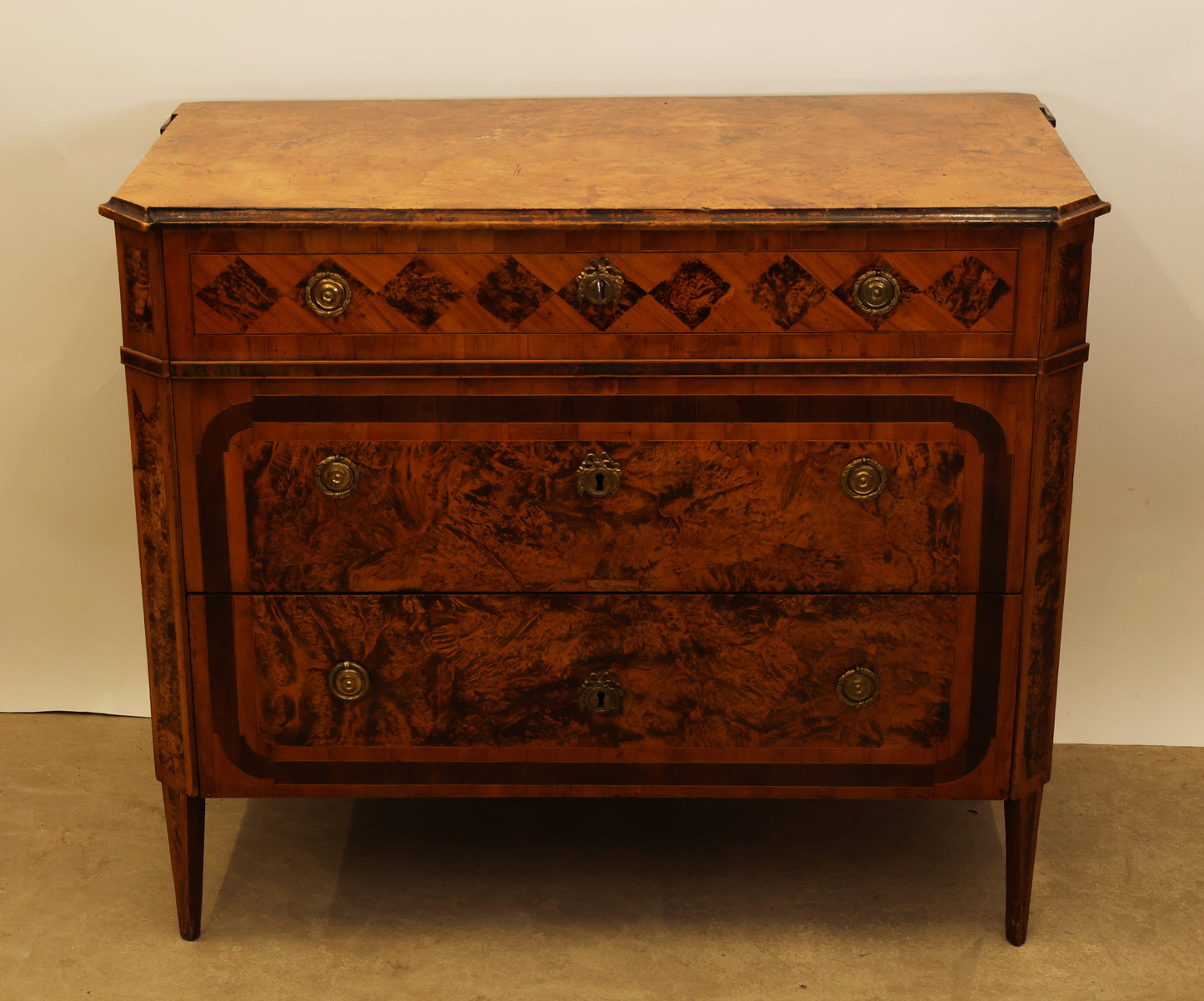 An 18th century gustavian commode in alder root for sale. The chest of drawers has motifs of diamonds.