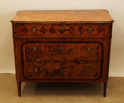 An 18th century gustavian commode in alder root for sale. The chest of drawers has motifs of diamonds.