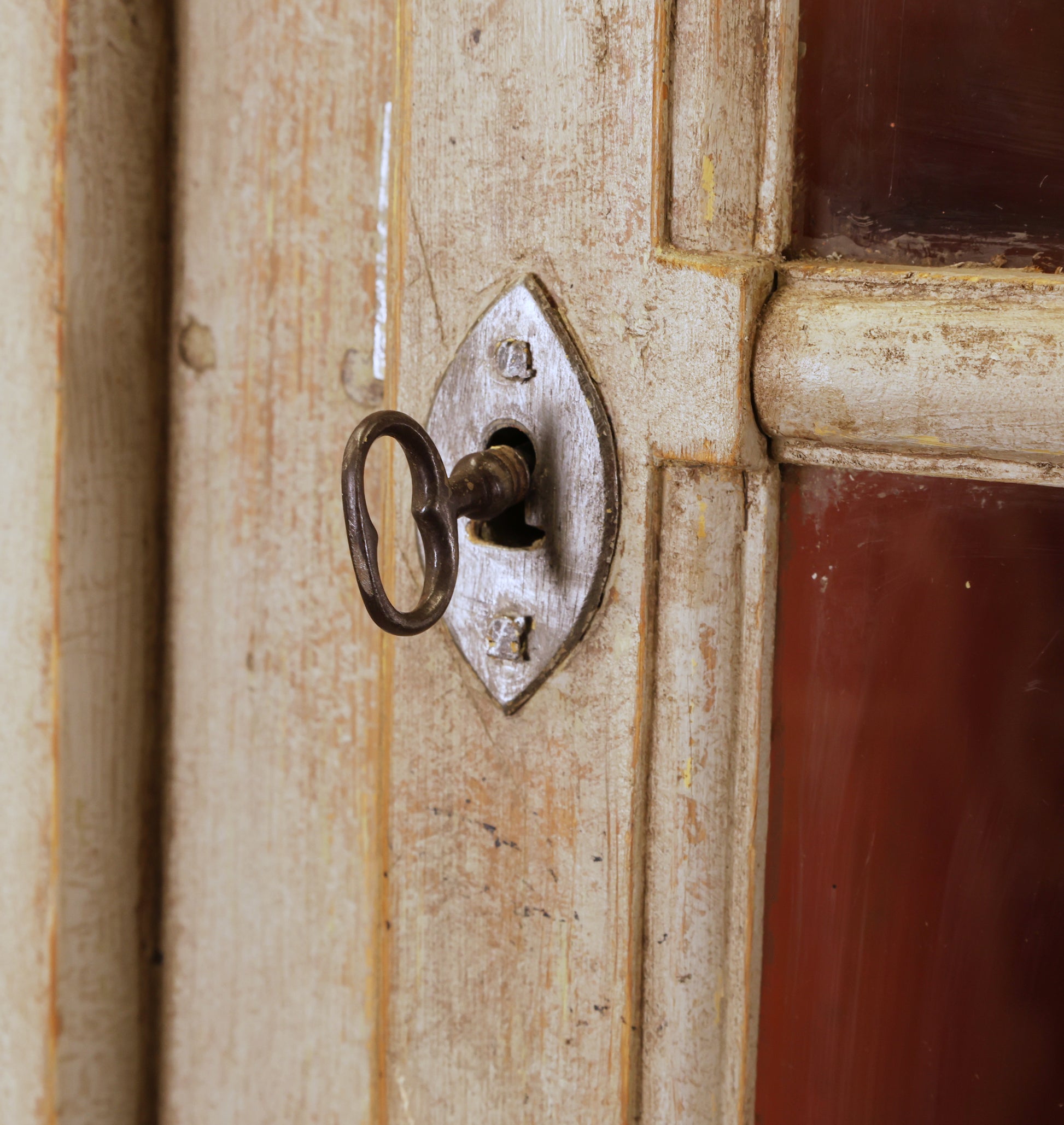 The key to a wooden Rococo corner cabinet.