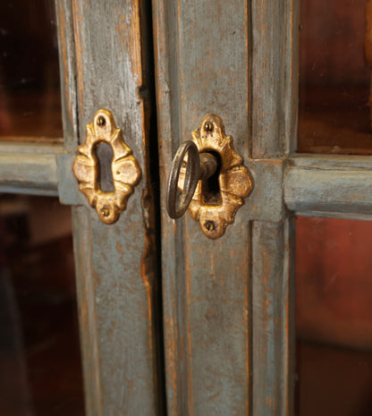 The key to a blue Rococo display cabinet