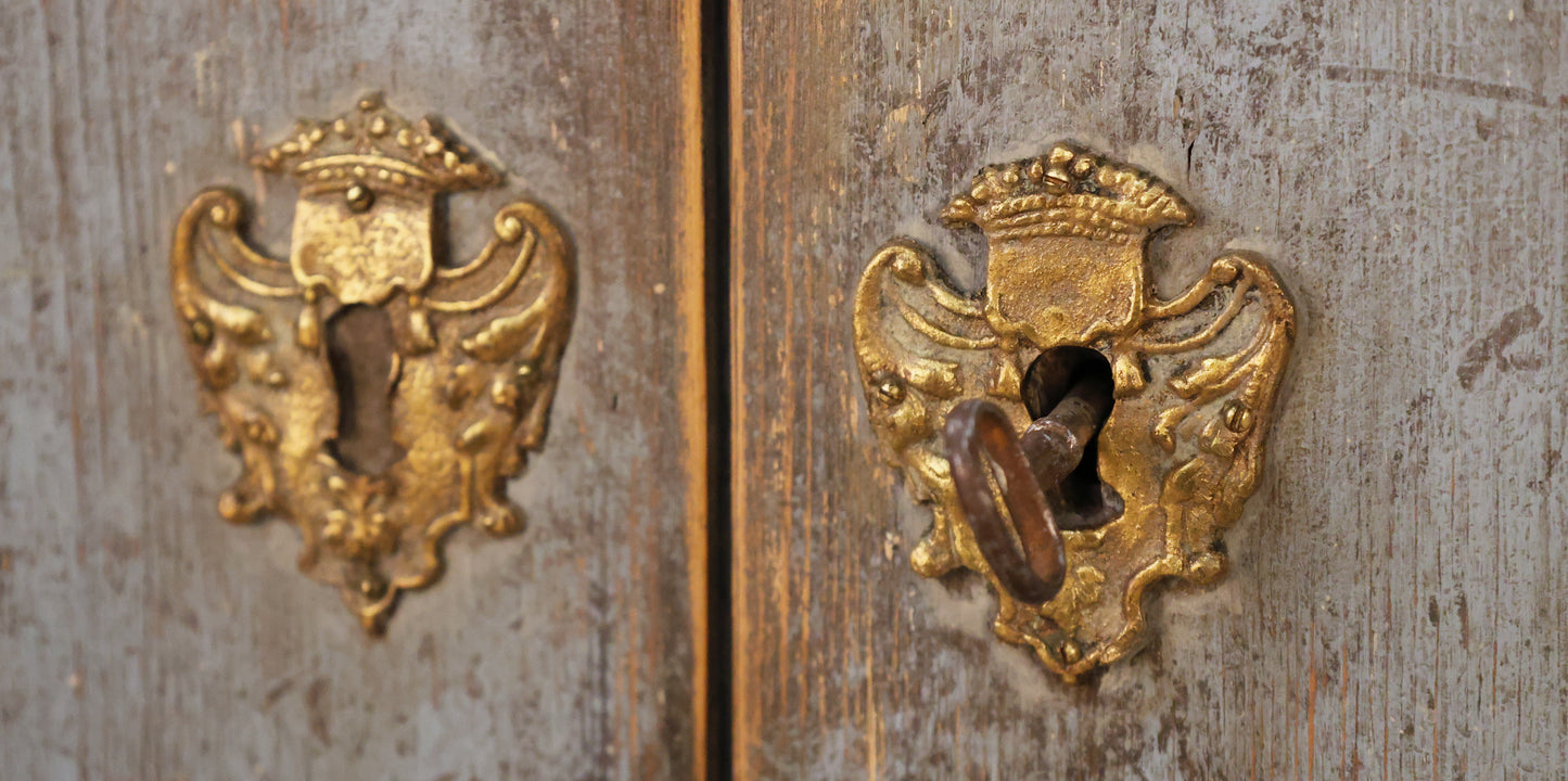 Rococo nightsand with gilded fittings