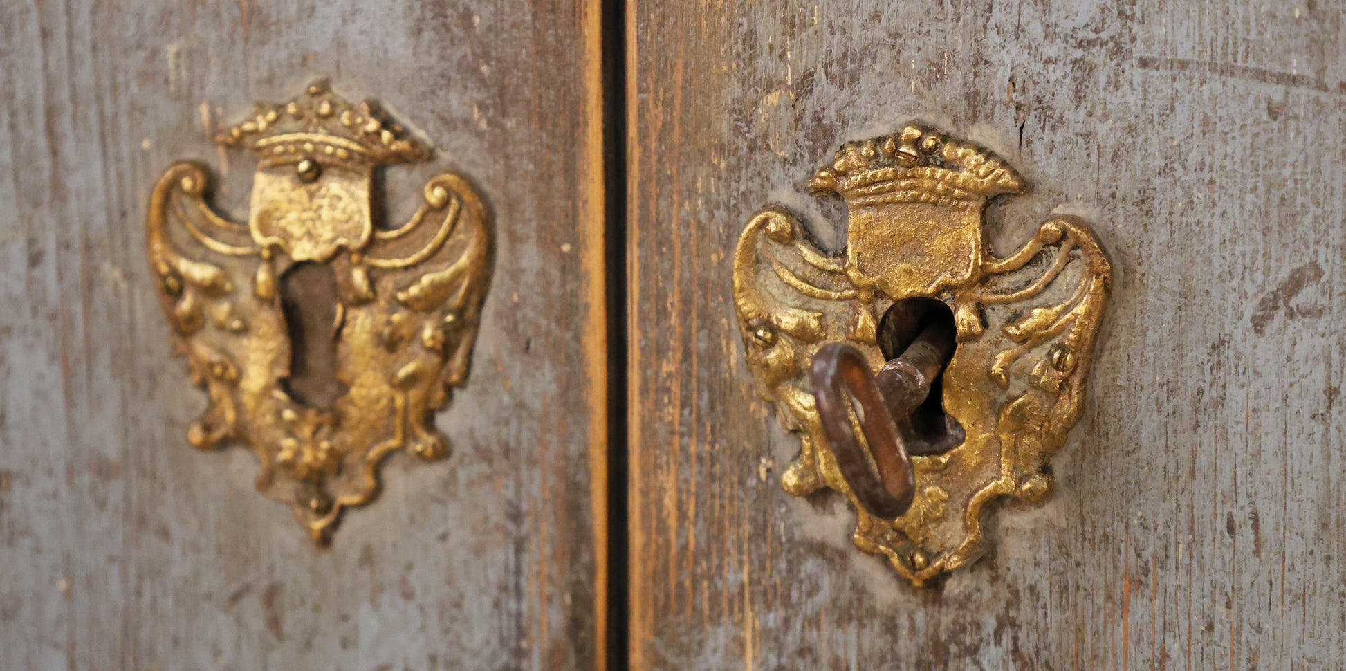 Rococo nightsand with gilded fittings