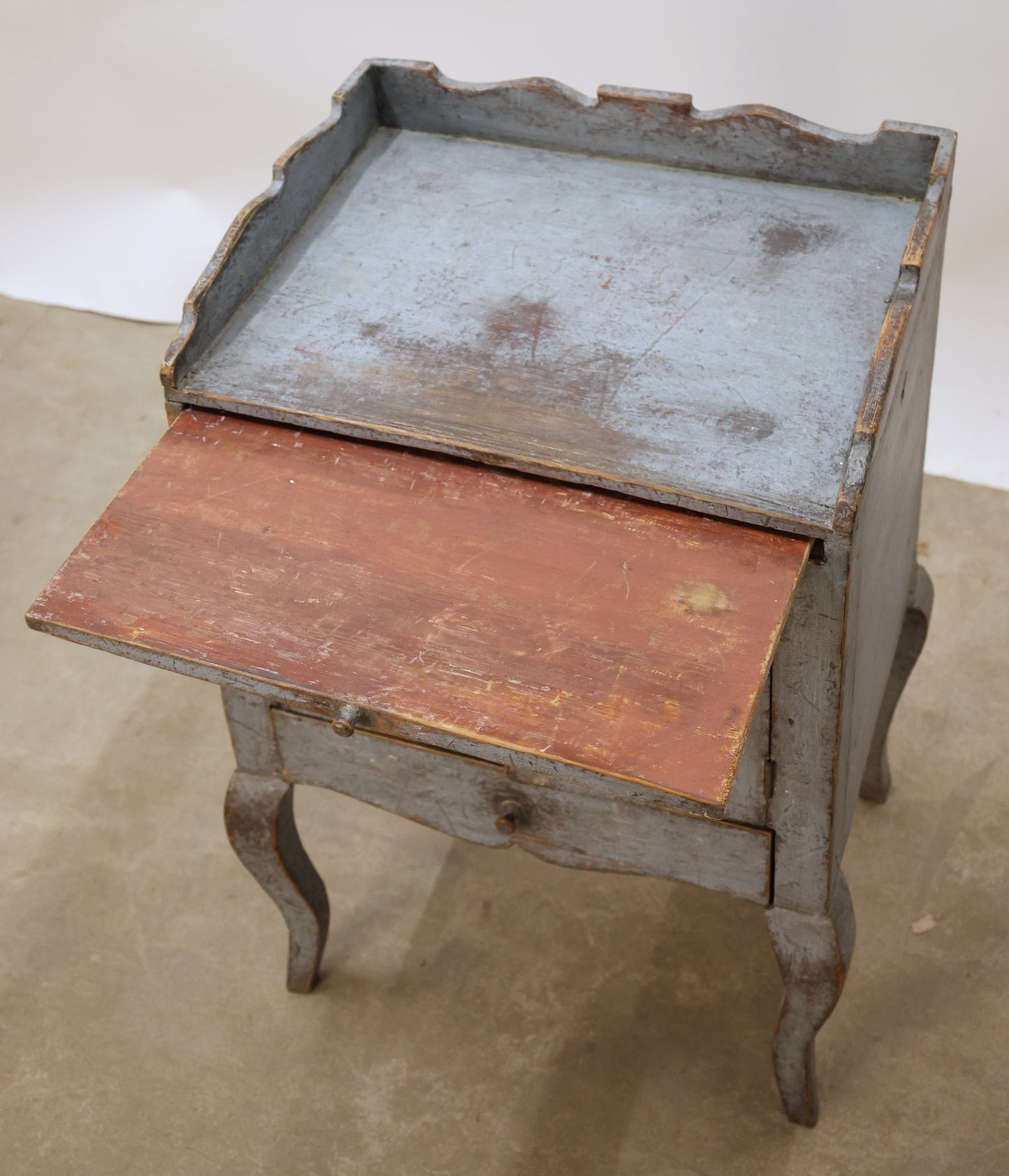 Rococo nightstand with a pull out leaf