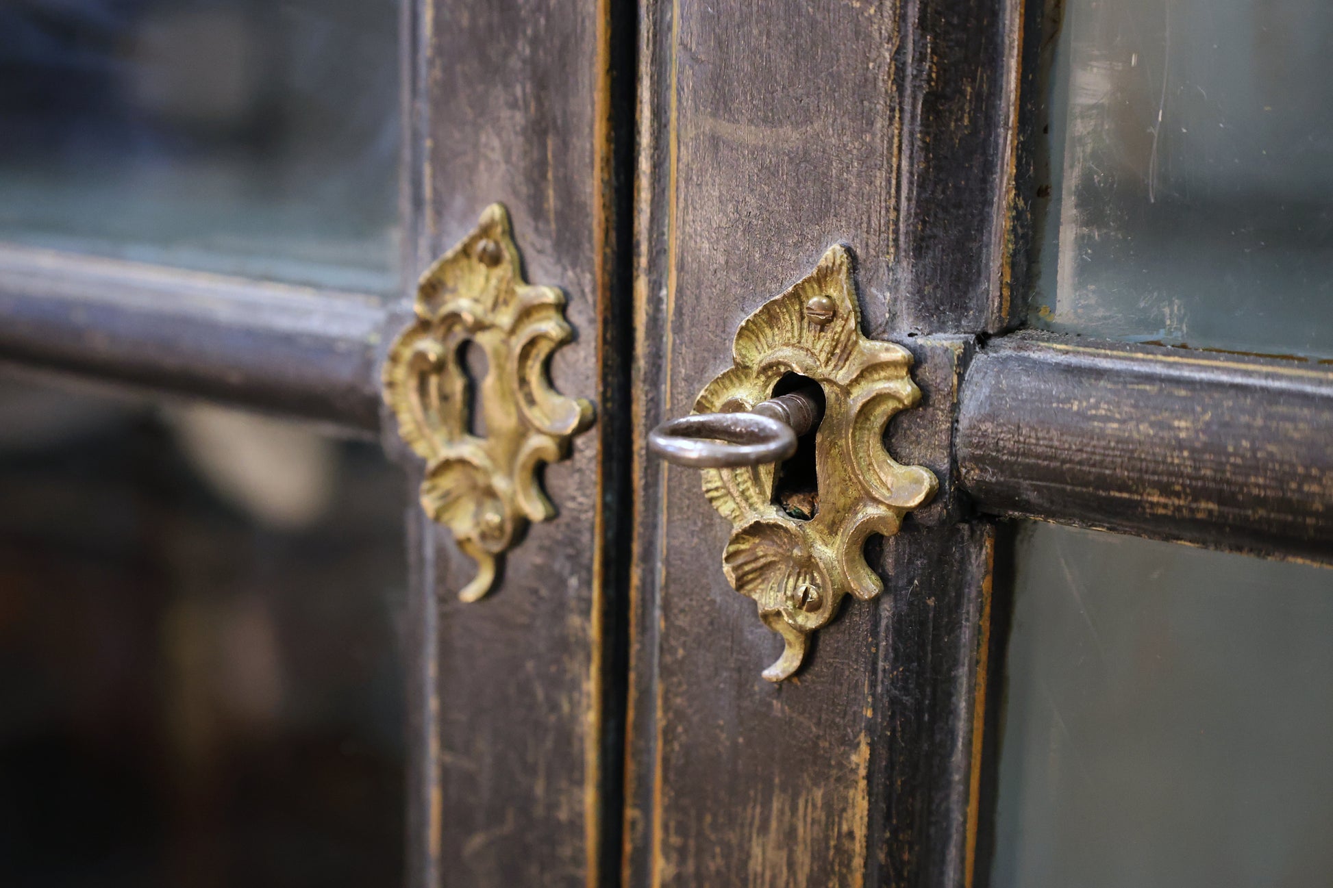 Key to a black Rococo display cabinet