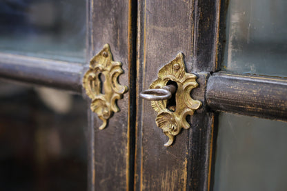Key to a black Rococo display cabinet